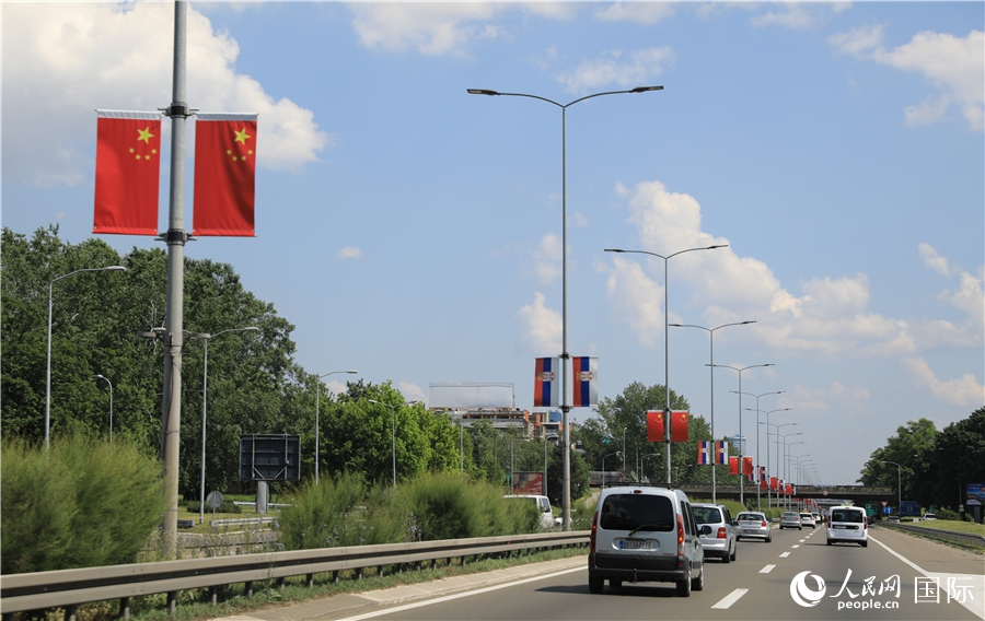 Bandiere cinesi e slogan di benvenuto esposti in Serbia per accogliere gli amici cinesi
