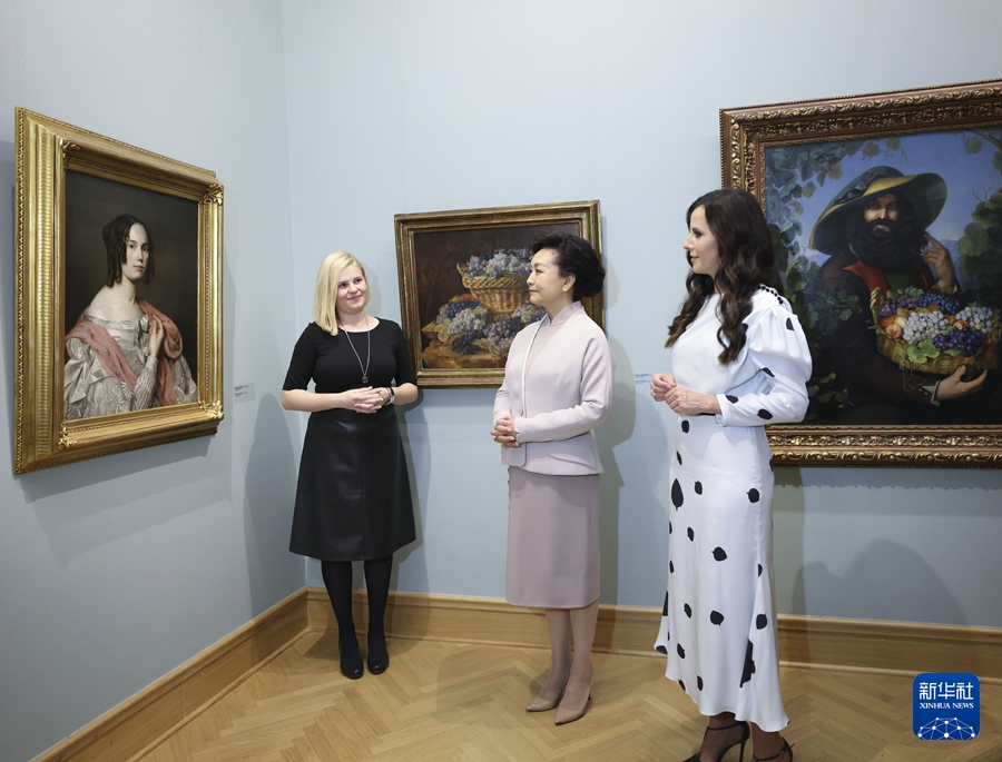 Peng Liyuan ha visitato il Museo Nazionale di Serbia accompagnata da Tamara Vučić, moglie del presidente serbo
