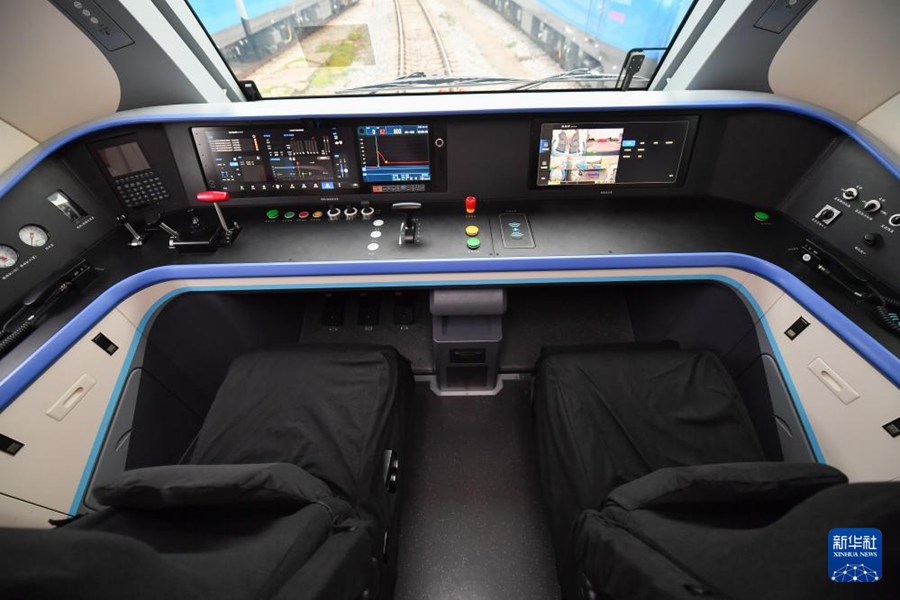 Cina: prima locomotiva elettrica intelligente per carichi pesanti