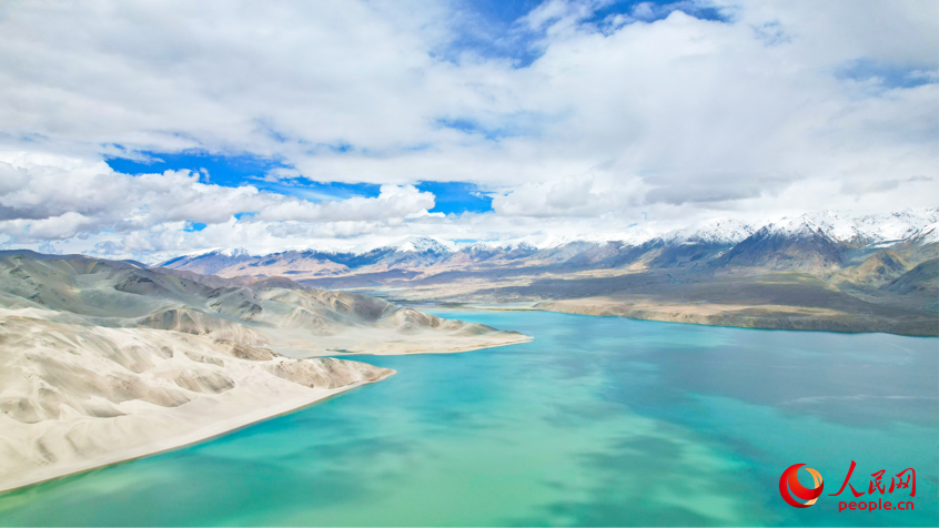 Lago Baisha, nello Xinjiang: verde e azzurro si incontrano fra le nuvole