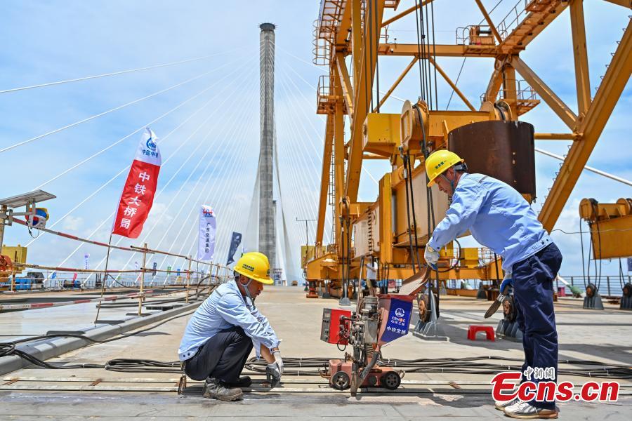 Posata l'ultima campata del ponte Huangmaohai