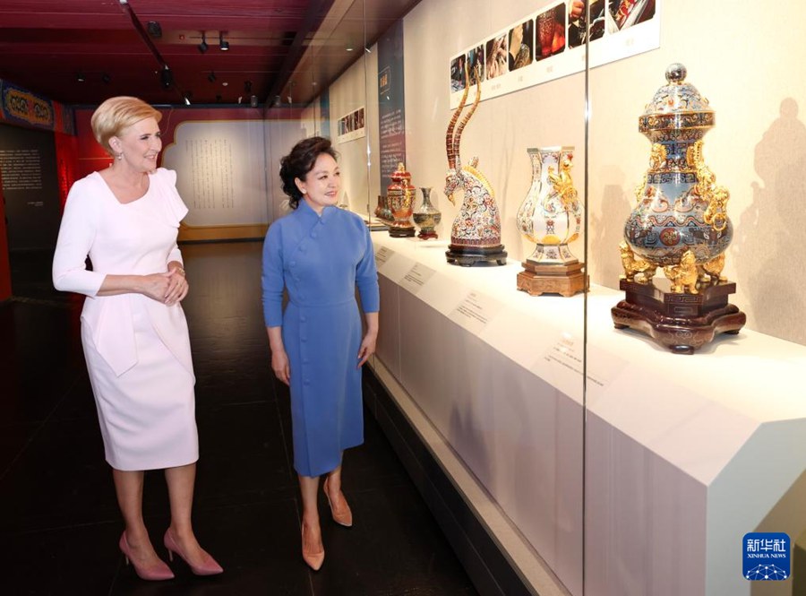 Peng Liyuan visita Centro Nazionale per le Arti dello Spettacolo con la moglie del Presidente polacco