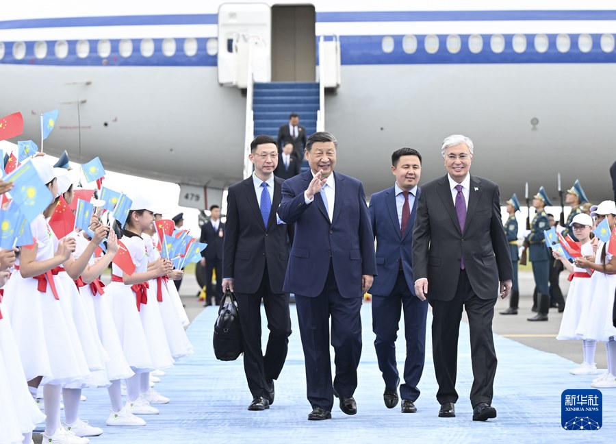 Xi Jinping giunto ad Astana per la 24a riunione del Consiglio dei capi di Stato della SCO e per una visita di stato in Kazakistan