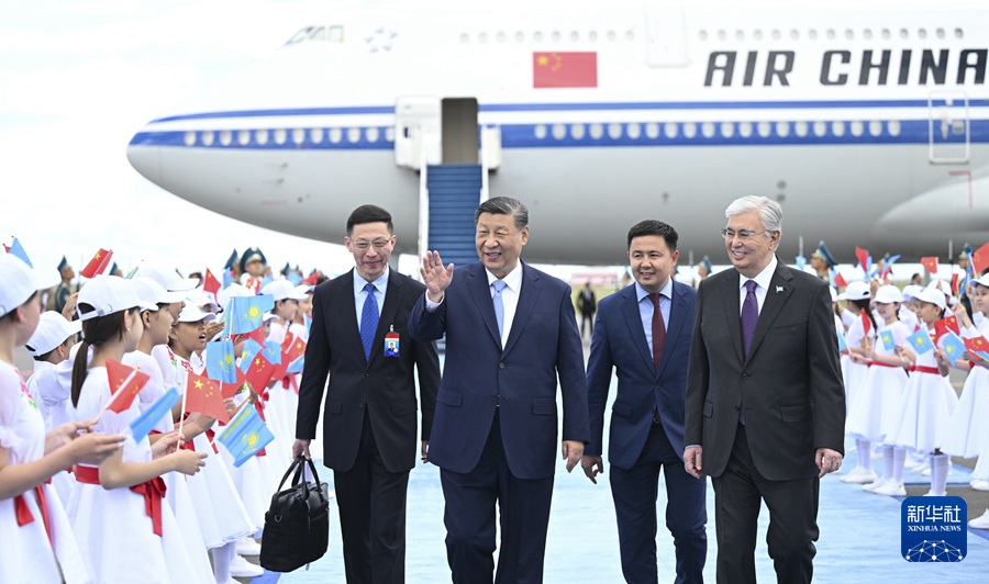 Xi Jinping giunto ad Astana per la 24a riunione del Consiglio dei capi di Stato della SCO e per una visita di stato in Kazakistan