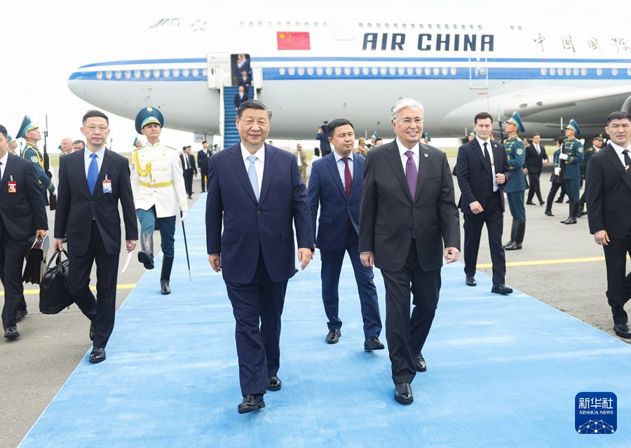 Xi Jinping giunto ad Astana per la 24a riunione del Consiglio dei capi di Stato della SCO e per una visita di stato in Kazakistan