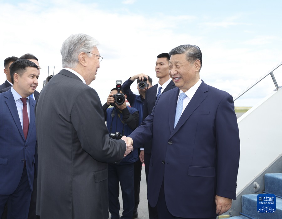 Xi Jinping giunto ad Astana per la 24a riunione del Consiglio dei capi di Stato della SCO e per una visita di stato in Kazakistan