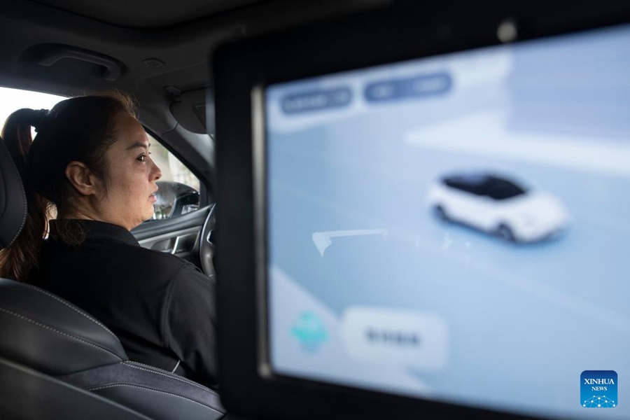 La tester di veicoli connessi intelligenti Wang Juan durante un test su strada a Wuhan, nella provincia dello Hubei. (4 luglio 2024 – Xinhua/Wu Zhizun)
