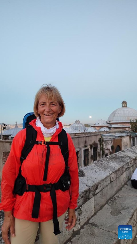 Avventuriera italiana ripercorre il viaggio di Marco Polo, testimoniando la trasformazione della Via della Seta
