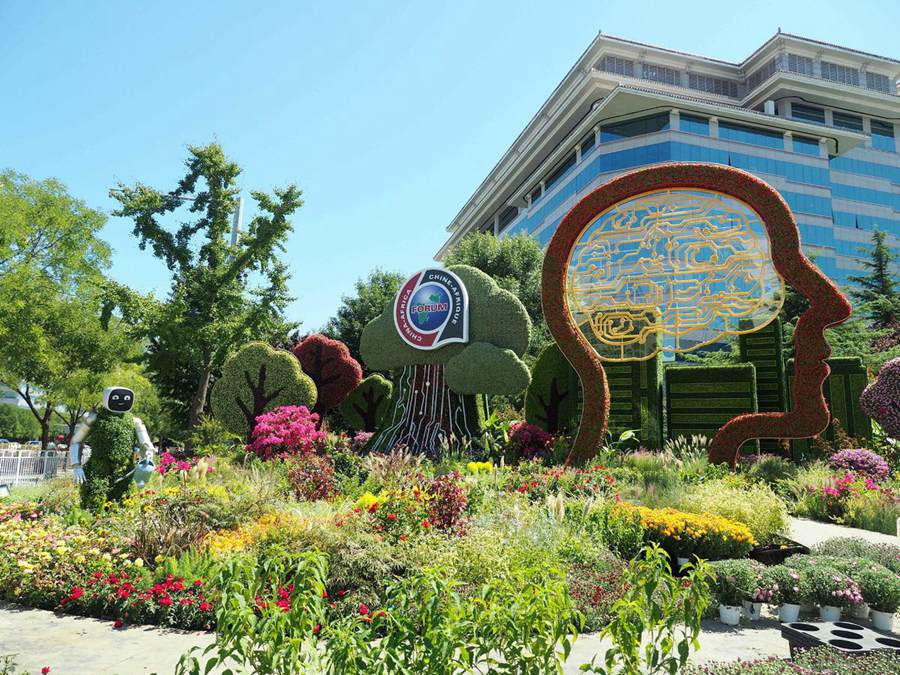 Le aiuole a tema all'angolo sud-est dell'incrocio di Xidan sul viale Chang'an di Beijing. (28 agosto 2024 - Quotidiano del Popolo Online/Chen Xiaogen)