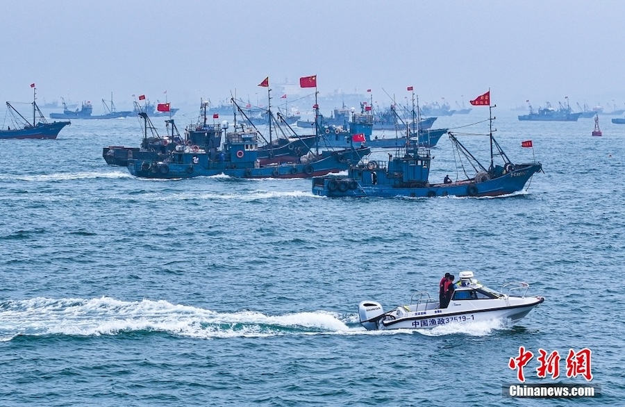 La chiusura del periodo di divieto di pesca nel Mar Giallo e nel Mare di Bohai, migliaia di navi sul mare da Rongcheng nella provincia dello Shandong