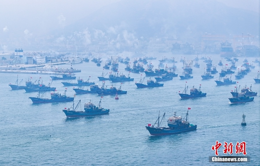 La chiusura del periodo di divieto di pesca nel Mar Giallo e nel Mare di Bohai, migliaia di navi sul mare da Rongcheng nella provincia dello Shandong