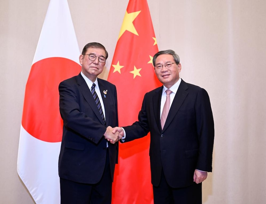 Il Premier cinese Li Qiang incontra il Primo Ministro giapponese Shigeru Ishiba a margine degli incontri dei leader sulla cooperazione in Asia orientale tenutisi a Vientiane, Laos. (10 ottobre 2024 - Xinhua/Zhang Ling)