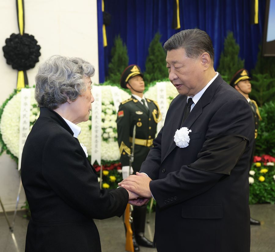 Xi Jinping e altri leader del PCC e dello Stato danno l'ultimo saluto alla salma del compagno Wu Bangguo
