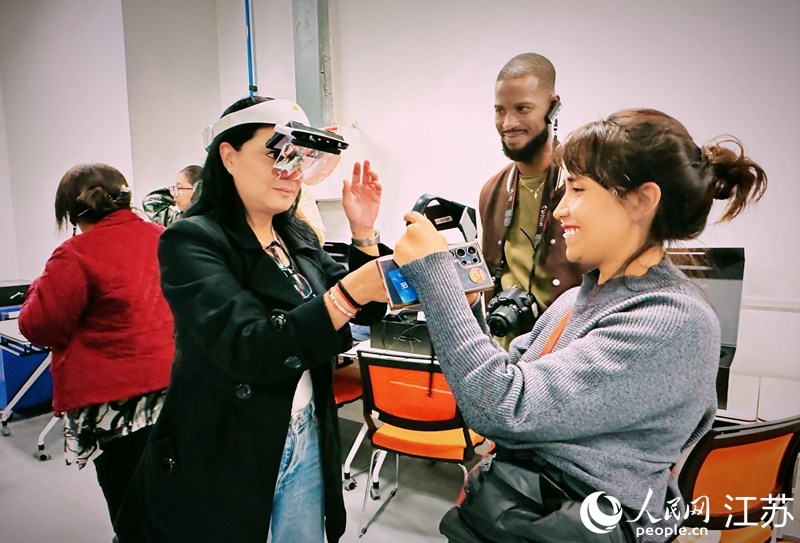 Giornalisti provenienti dai Paesi latinoamericani e caraibici (LAC) provano dispositivi di realtà aumentata (AR) presso la China University of Mining and Technology. (17 ottobre 2024 - Quotidiano del Popolo Online/Zhou Mengjiao)