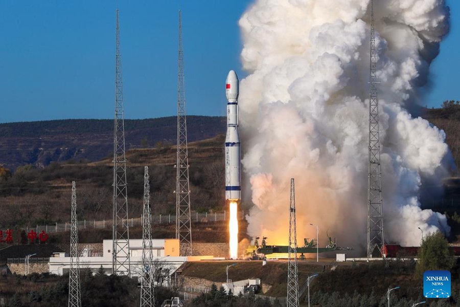Un razzo vettore Long March-6 trasportante il satellite Tianping-3 decolla dal Taiyuan Satellite Launch Center, nella provincia settentrionale cinese dello Shanxi. (22 ottobre 2024 - Xinhua/Zheng Taotao)