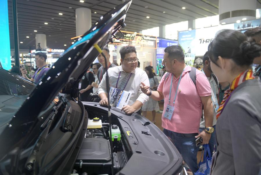 Visitatori ammirano un veicolo a nuova energia durante la Fiera di Canton a Guangzhou. (15 ottobre 2024 - Xinhua/Lu Hanxin)