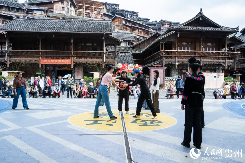 Giornalisti dell'Asia-Pacifico visitano il Guizhou: villaggi di etnia Miao in pieno sviluppo