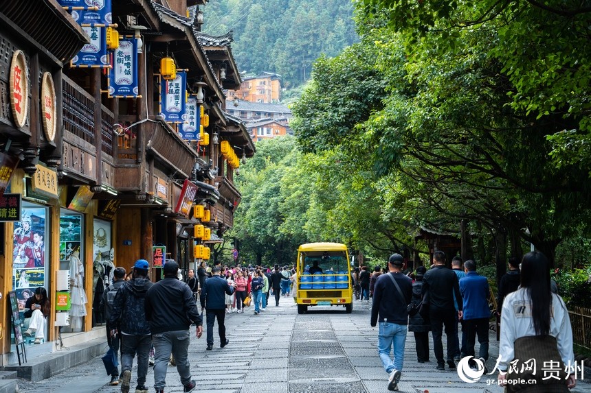 Giornalisti dell'Asia-Pacifico visitano il villaggio Miao di Xijiang Qianhu, nella provincia del Guizhou. (21 ottobre 2024 – Quotidiano del Popolo Online/Yang Qian)