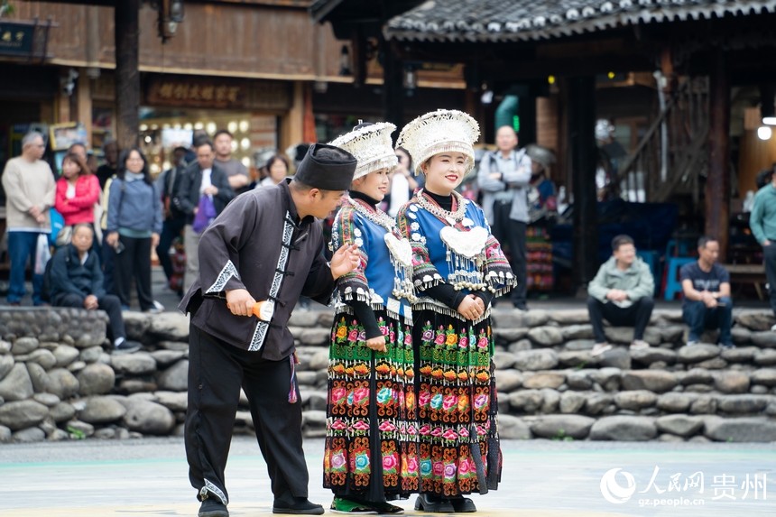Giornalisti dell'Asia-Pacifico visitano il Guizhou: villaggi di etnia Miao in pieno sviluppo