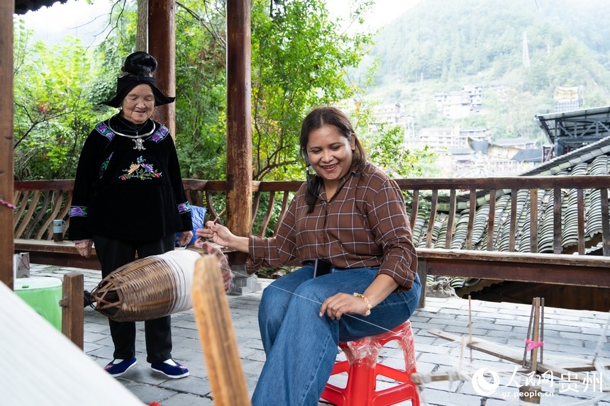 Giornalisti dell'Asia-Pacifico visitano il Guizhou: villaggi di etnia Miao in pieno sviluppo