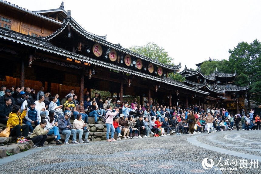 Giornalisti dell'Asia-Pacifico visitano il Guizhou: villaggi di etnia Miao in pieno sviluppo