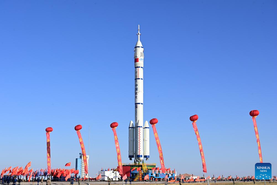 La combinazione della navicella spaziale con equipaggio Shenzhou-19 e di un razzo vettore Long March-2F viene trasferita nell'area di lancio (22 ottobre 2024 - Xinhua/Wang Jiangbo)