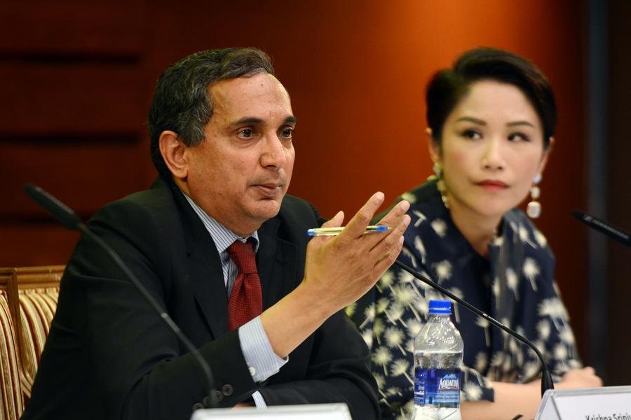 Il direttore del dipartimento Asia e Pacifico del Fondo Monetario Internazionale (FMI), Krishna Srinivasan (a sinistra), partecipa a una conferenza stampa a Colombo, Sri Lanka. (15 maggio 2023 - Xinhua/Gayan Sameera)