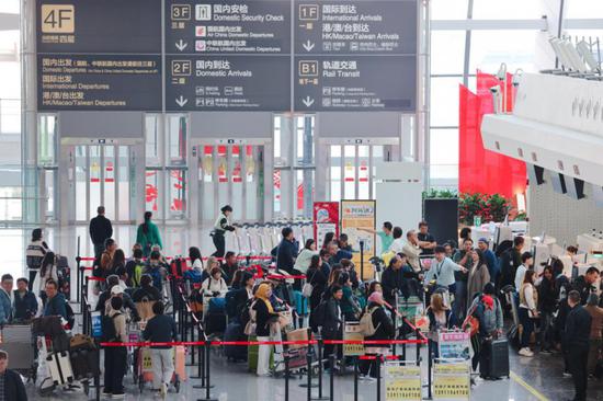 Passeggeri all'aeroporto internazionale Daxing di Beijing. (24 ottobre 2024 - Foto fornita al China Daily)