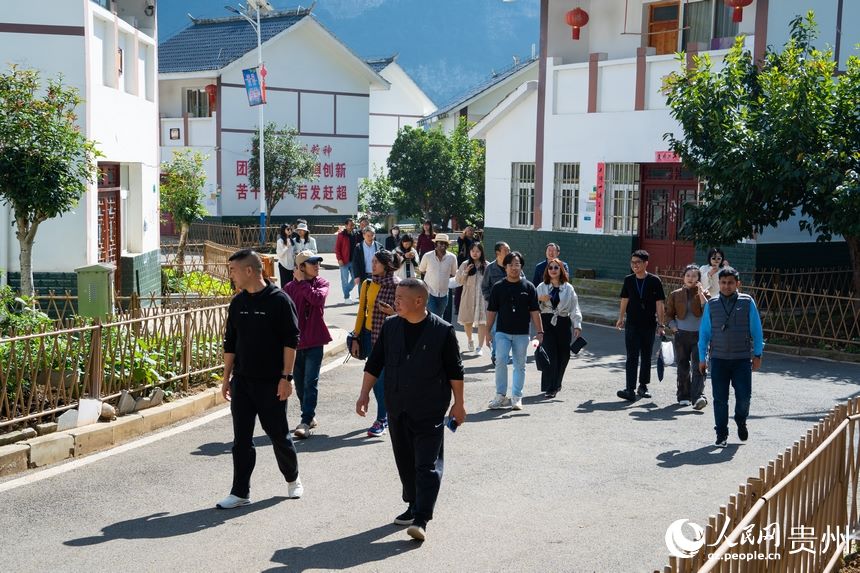 Il gruppo di giornalisti dell'Asia-Pacifico visita il villaggio Huawu. (24 ottobre 2024 - Quotidiano del Popolo Online/Yang Qian)