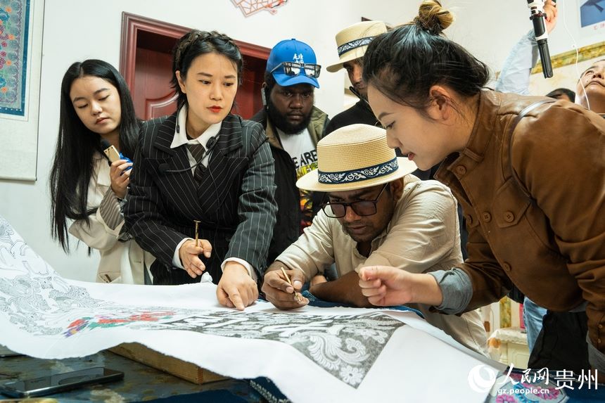 Giornalisti dell'Asia-Pacifico visitano il Guizhou – I paesaggi e le usanze del villaggio Huawu