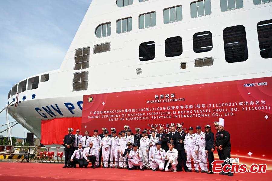 Membri dell'equipaggio posano per una foto di gruppo durante la cerimonia di consegna della prima nave Ro-Pax cinese nel porto di Nansha a Guangzhou, nella provincia del Guangdong. (24 ottobre 2024 - China News Service/Chen Jimin)