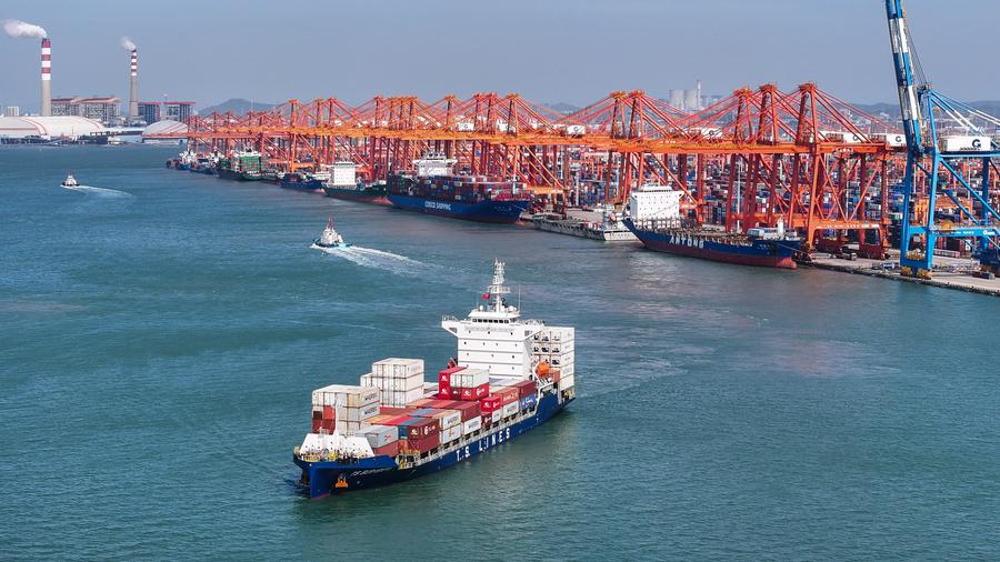Nave portacontainer trasportante componenti di veicoli a nuova energia (NEV) nel porto di Qinzhou, regione autonoma del Guangxi Zhuang, nella Cina meridionale. (24 ottobre 2024 - Xinhua/Zhang Ailin)