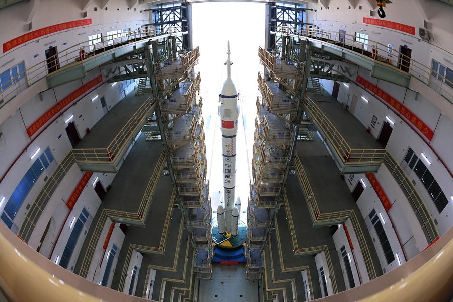 Combinazione della navicella spaziale con equipaggio Shenzhou-19 e di un razzo vettore Long March-2F in fase di trasferimento nell'area di lancio. (22 ottobre 2024 - Xinhua/Wang Jiangbo)