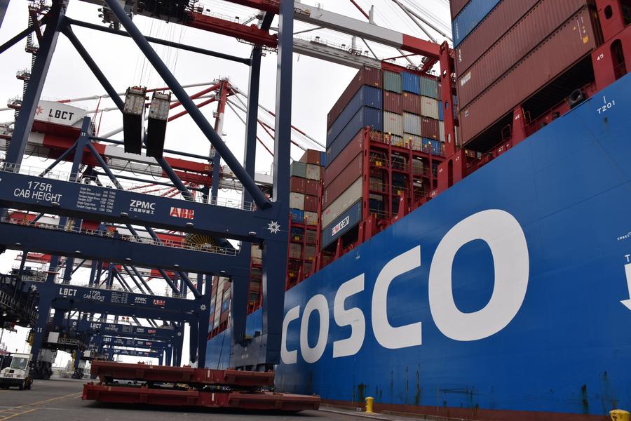 Nave portacontainer della cinese COSCO Shipping attracca al terminal del porto di Long Beach in California, Stati Uniti. (20 agosto 2021 - Xinhua/Gao Shan)