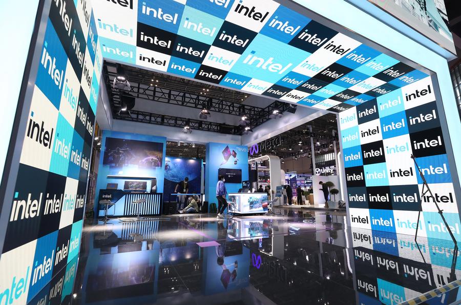 I lavoratori allestiscono lo stand espositivo della Intel Corporation per la quinta China International Import Expo (CIIE) a Shanghai, nella Cina orientale. (2 novembre 2022 - Xinhua/Fang Zhe)