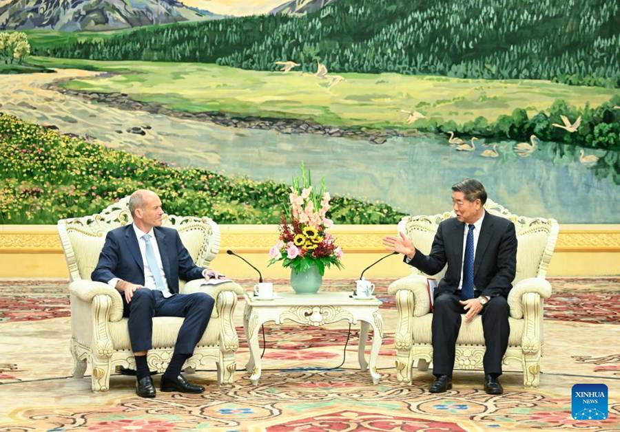 Il vice premier cinese He Lifeng, anche membro dell'Ufficio Politico del Comitato Centrale del Partito Comunista Cinese, incontra Ben Keswick, presidente esecutivo di Jardine Matheson, presso la Grande Sala del Popolo di Beijing, capitale della Cina. (28 ottobre 2024 - Xinhua/Shen Hong) 