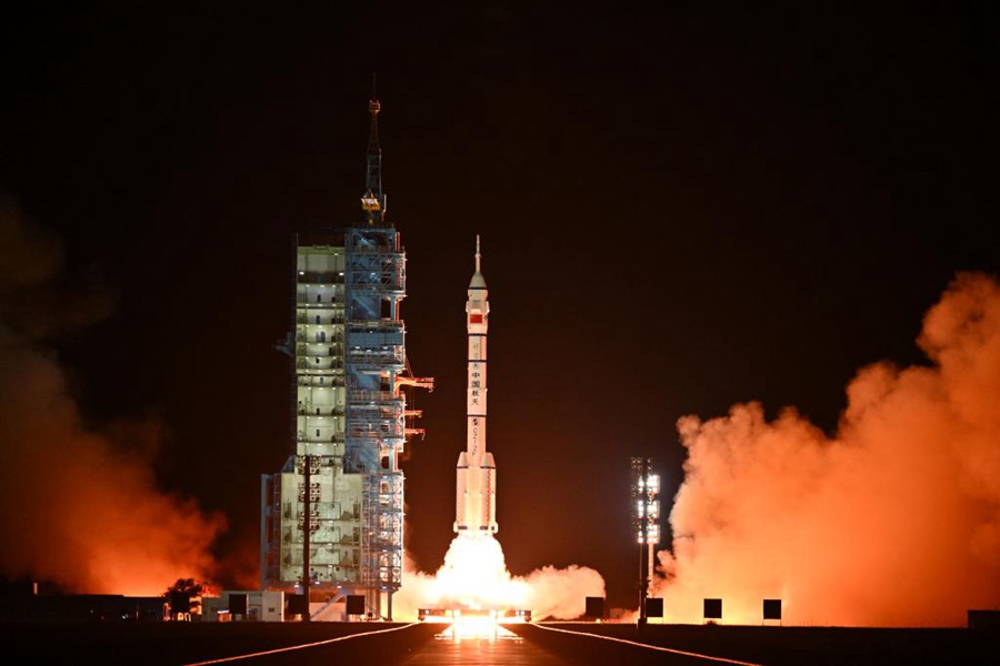 La navicella spaziale con equipaggio Shenzhou-19, trasportata da un razzo vettore Long March-2F, decolla dal centro di lancio satellitare di Jiuquan, nella Cina nord-occidentale. (30 ottobre 2024 - Xinhua/Li Xin)