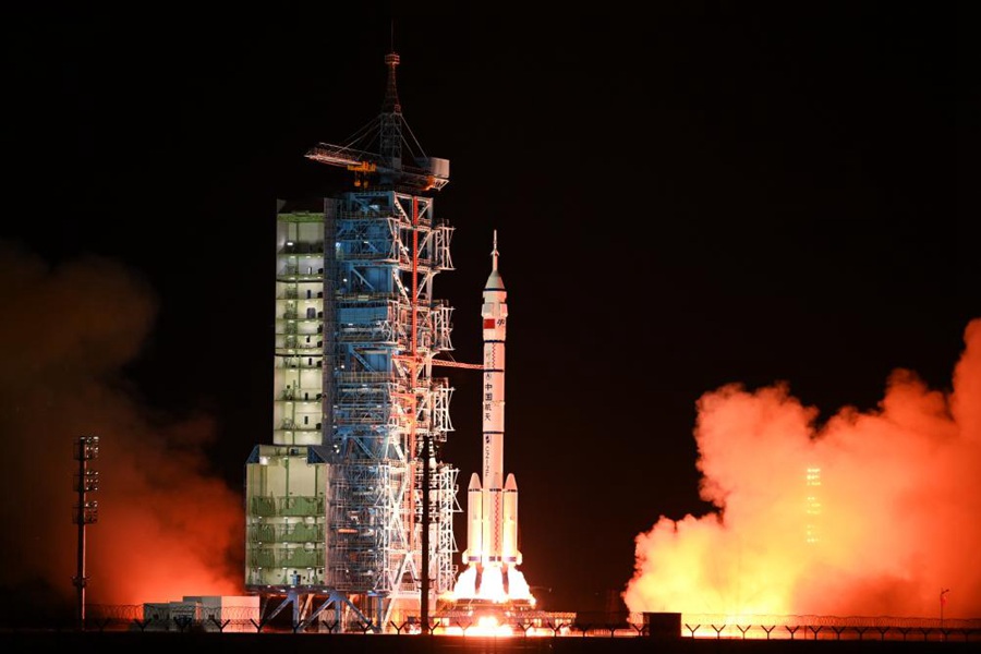 Navicella spaziale cinese con equipaggio Shenzhou-19 lanciata con successo