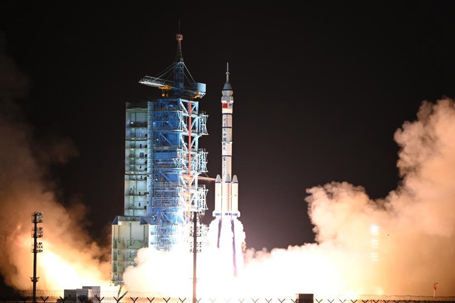 Navicella spaziale cinese con equipaggio Shenzhou-19 lanciata con successo