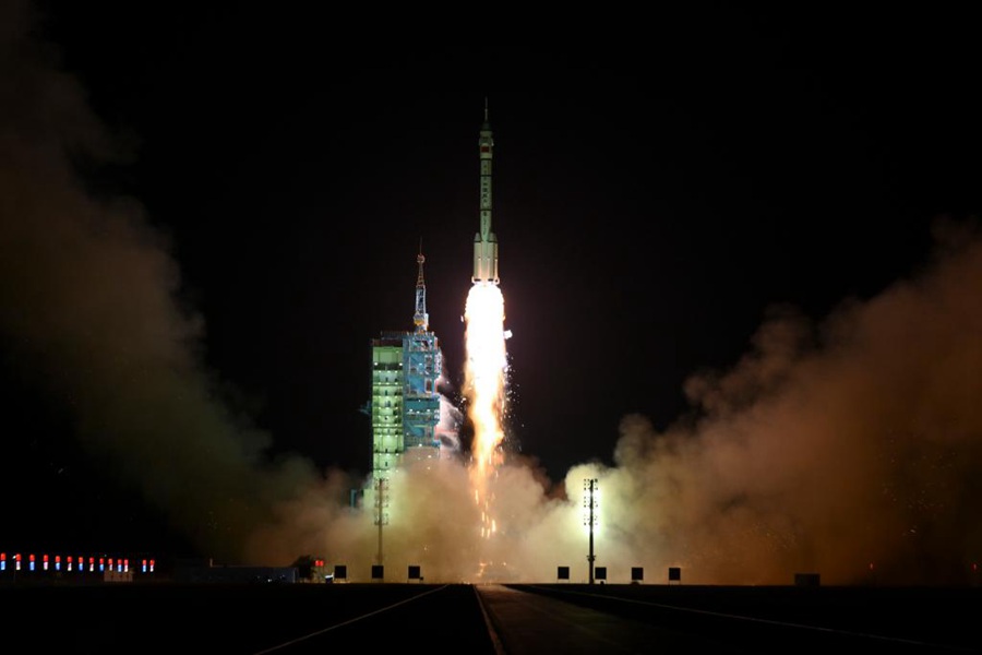 Navicella spaziale cinese con equipaggio Shenzhou-19 lanciata con successo