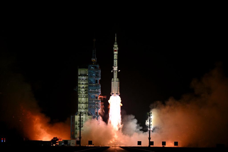 Navicella spaziale cinese con equipaggio Shenzhou-19 lanciata con successo