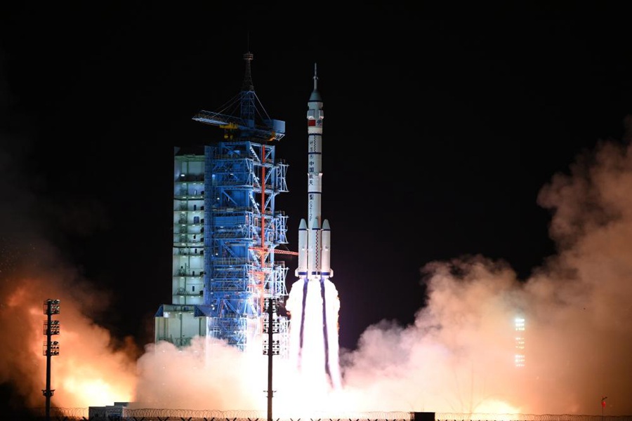 Navicella spaziale cinese con equipaggio Shenzhou-19 lanciata con successo