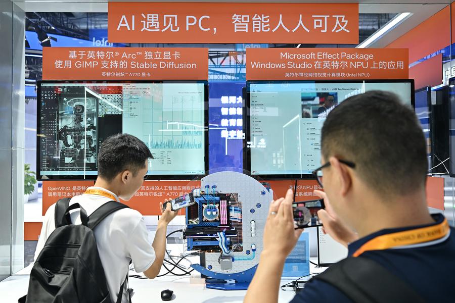 Visitatori scattano foto allo stand di Intel durante la Fiera Internazionale Cinese per il Commercio dei Servizi (CIFTIS) del 2023 presso il China National Convention Center di Beijing, capitale della Cina. (4 settembre 2023 - Xinhua/Li Xin)