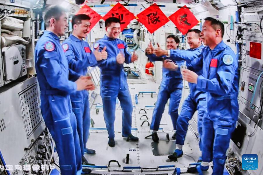 Immagine catturata al Beijing Aerospace Control Center mostra l'equipaggio della navicella spaziale con equipaggio Shenzhou-18 che dà il benvenuto all'equipaggio della navicella spaziale con equipaggio Shenzhou-19. (Xinhua/Han Qiyang)