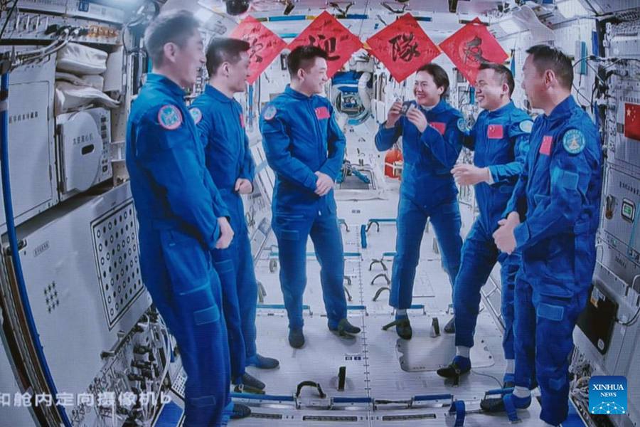 Astronauti della Shenzhou-19 entrano nella stazione spaziale