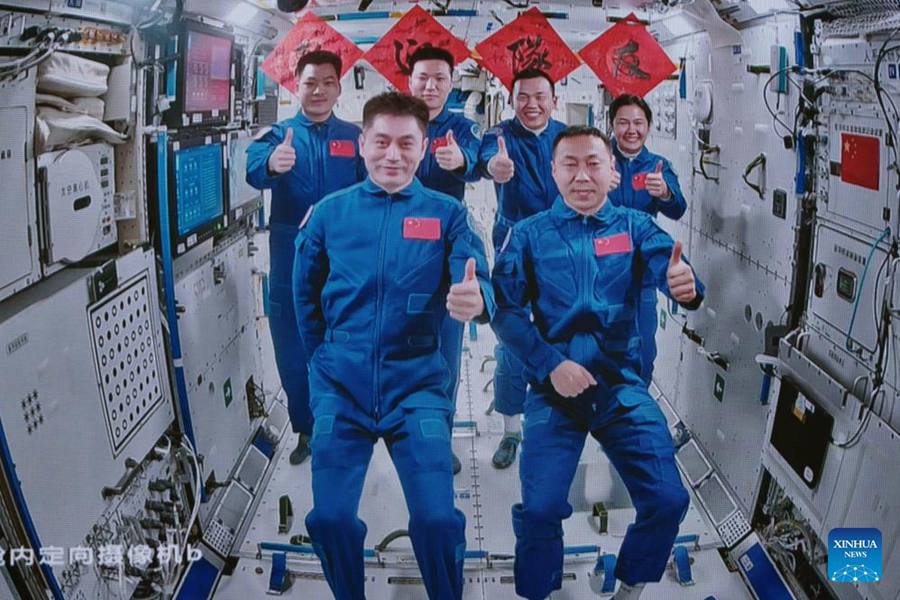 Astronauti della Shenzhou-19 entrano nella stazione spaziale