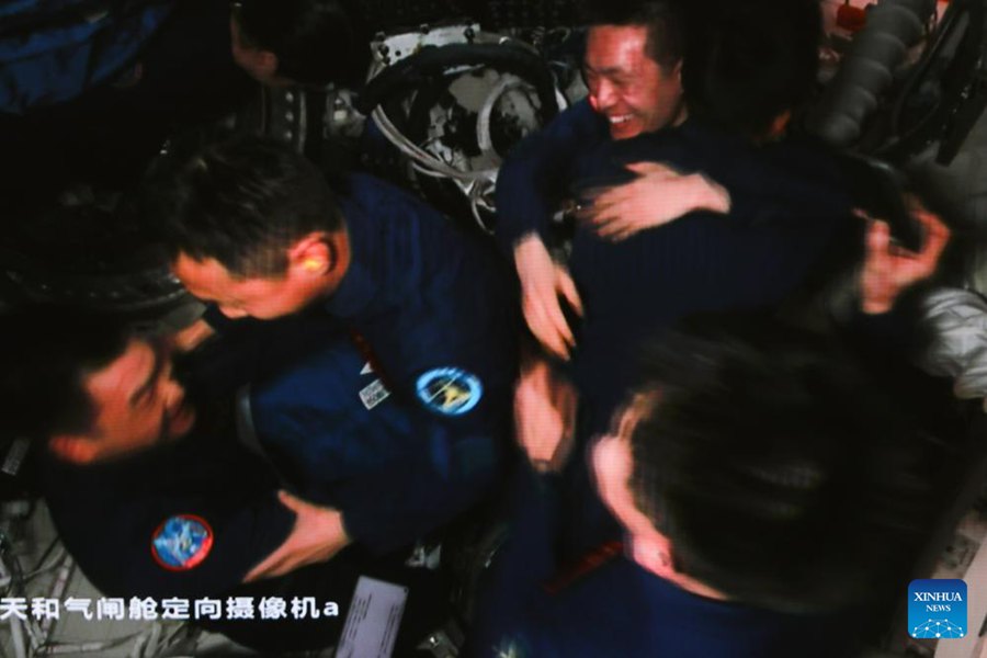 Astronauti della Shenzhou-19 entrano nella stazione spaziale