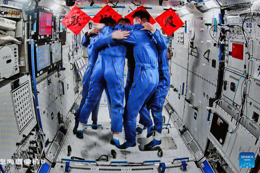 Astronauti della Shenzhou-19 entrano nella stazione spaziale