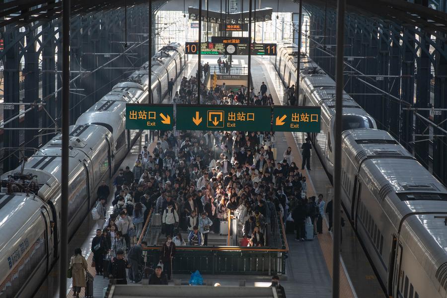 Passeggeri sulla banchina della stazione ferroviaria di Harbin, nella provincia nord-orientale cinese dello Heilongjiang. (7 ottobre 2024 - Xinhua/Zhang Tao)
