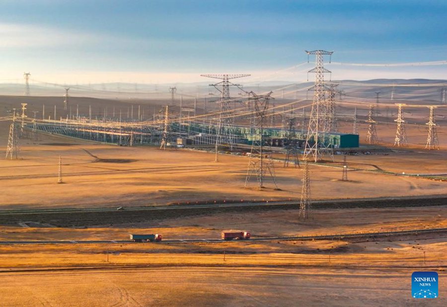La sottostazione di Shengli del progetto di corrente alternata (AC) ad altissima tensione (UHV) da 1.000 kilovolt Zhangbei-Shengli, nella Lega di Xilin Gol, regione autonoma della Mongolia Interna. (31 ottobre 2024 - Xinhua/Wang Zheng)